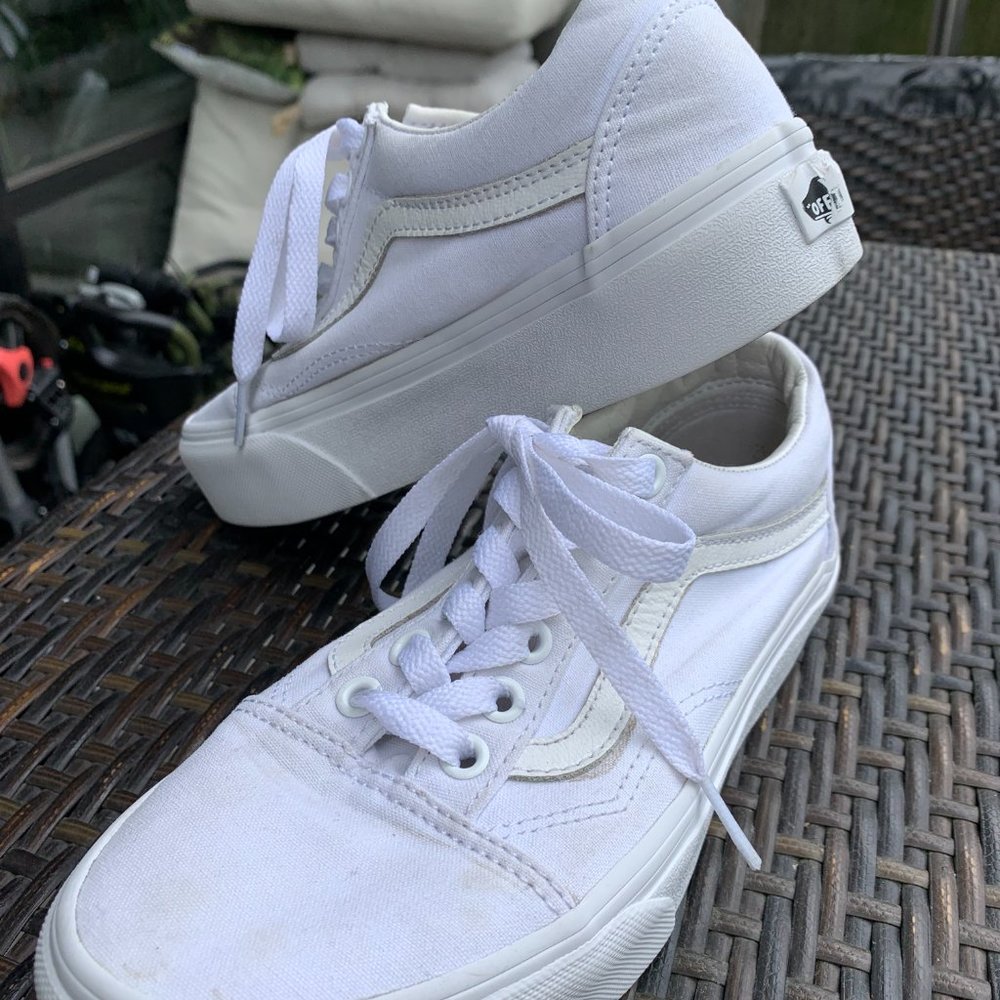 VANS- Women's Old Skool Platform Sneakers in White - Picture 2 of 4